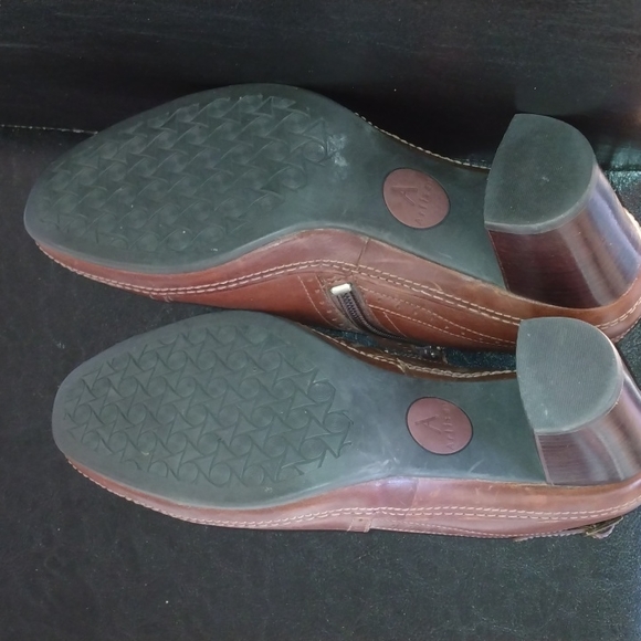 Artisan brown leather heeled ankle boots - Picture 7 of 7